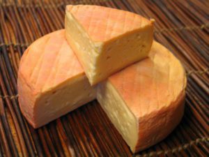 головка сыра мюнстер с кусочком