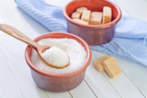 кристаллический сахар и сахар в кубиках