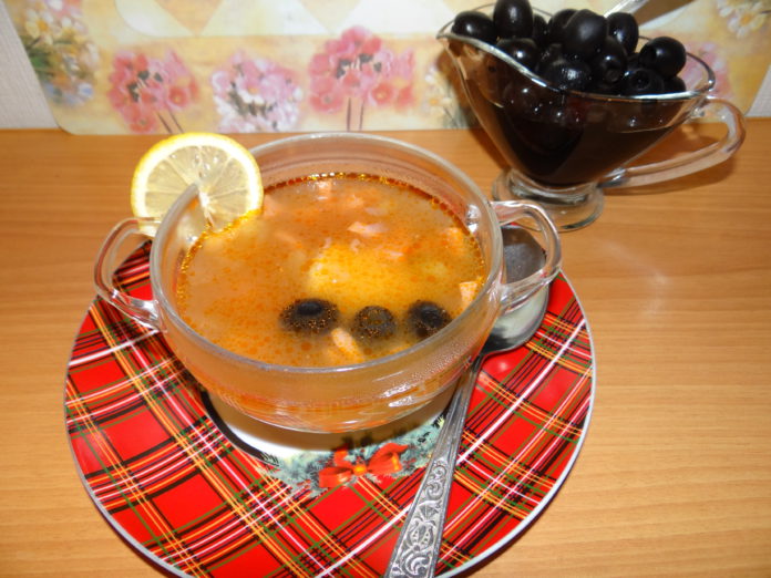 солянка солянка в пиале с лимоном
