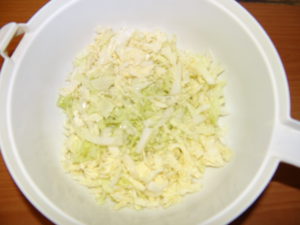 нашинкованный китайский салат