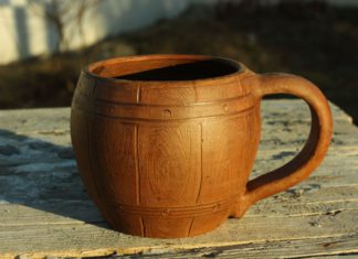Русские напитки: история и традиции большая деревянная кружка